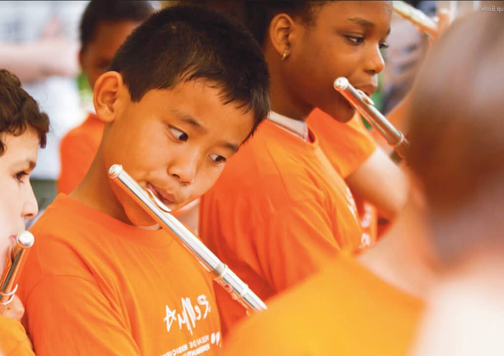 Enfant qui joue de la flûte